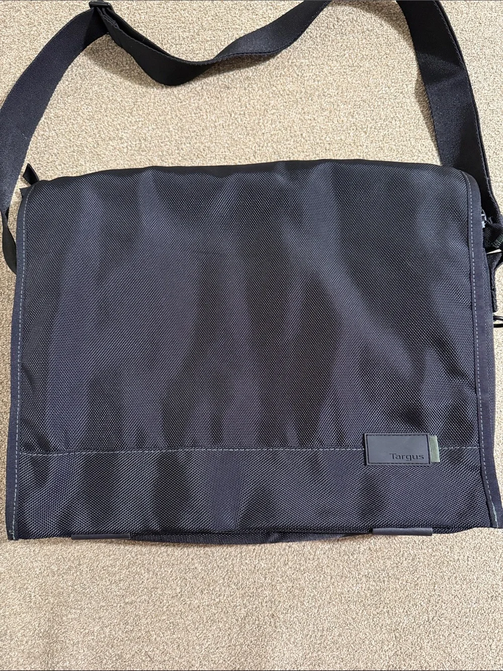 Targus Laptop Bag in Black W/ Shoulder Strap & Handle Magnetic Flaps Padded